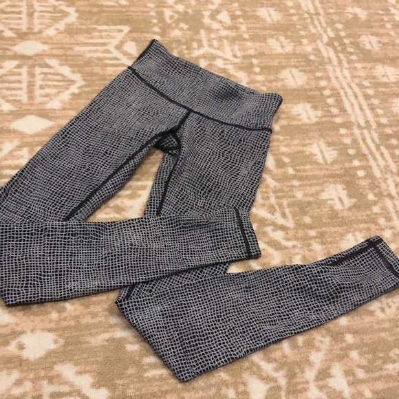 lululemon athletica Pants - Lululemon wunder under sz 2 black white